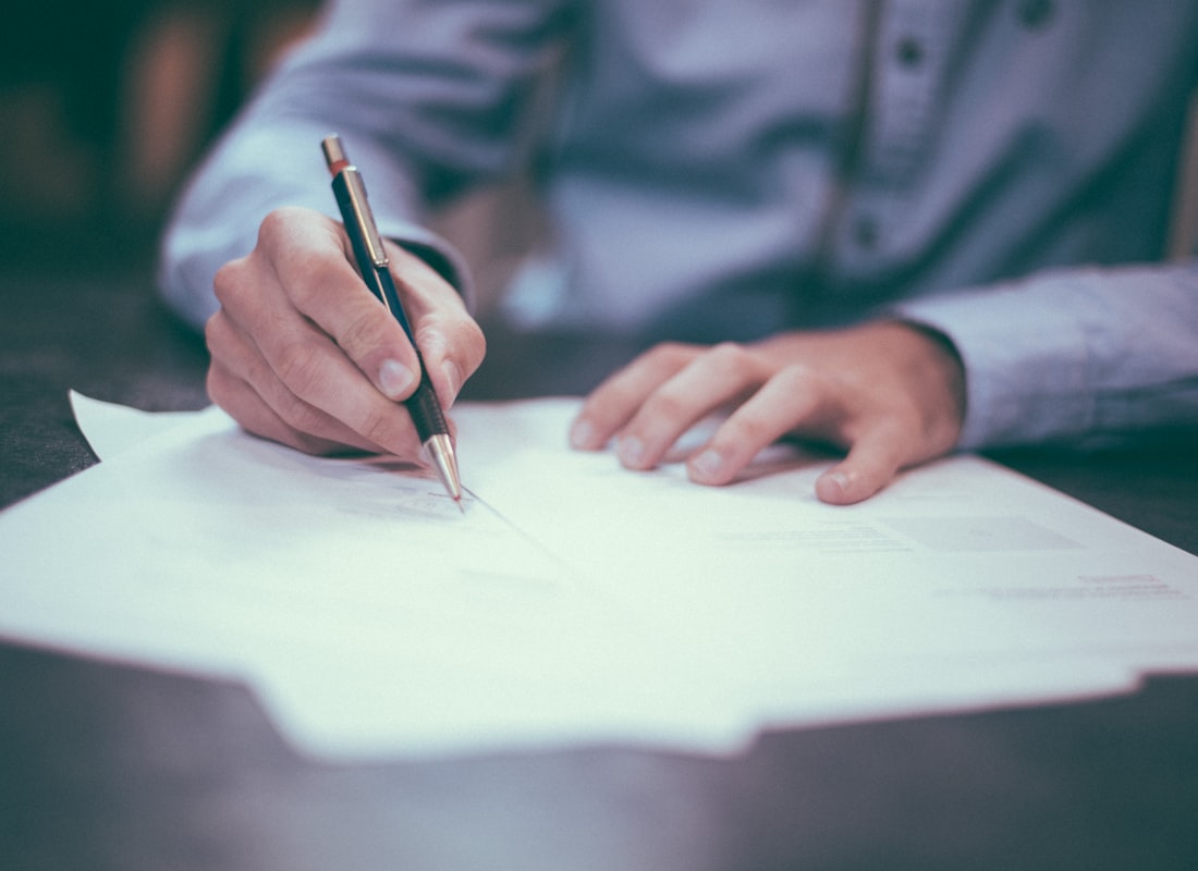 Profesional revisando y firmando documentación de calidad